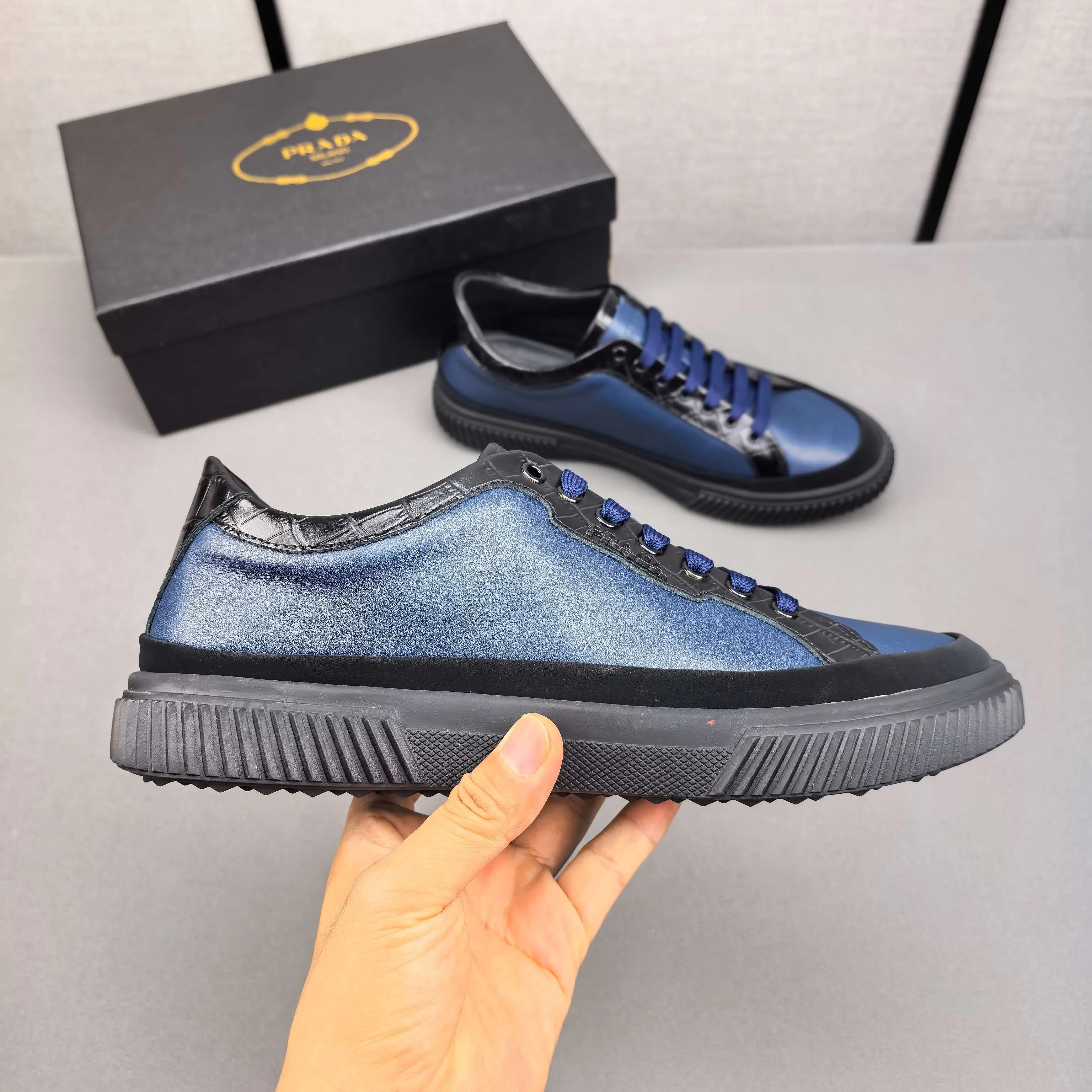 PP400👟👟👟Prada set off the audience! Prada, an international brand that is constantly innovating, this men's casual shoe, the original version, made of cowhide leather at a ratio of one to one at the store, with leather feet and rubber non-slip outsole, breathable and comfortable, quality speaks for itself👄38-44